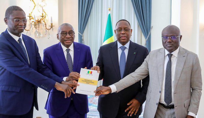 Le Président Macky Sall a reçu ce lundi le rapport final du dialogue national