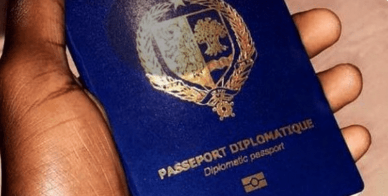 Anciennes autorités interdites de voyager avec leurs passeports diplomatiques, un décret de Macky Sall à l’origine des changements apportés par les nouvelles autorités
