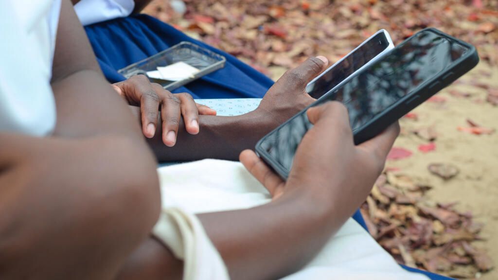 Sénégal : le gouvernement interdit l’usage du téléphone portable à l’école