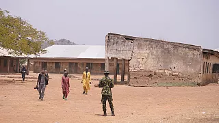 Titre : Vingt-cinq écolières enlevées au Nigeria : une attaque meurtrière dans un internat