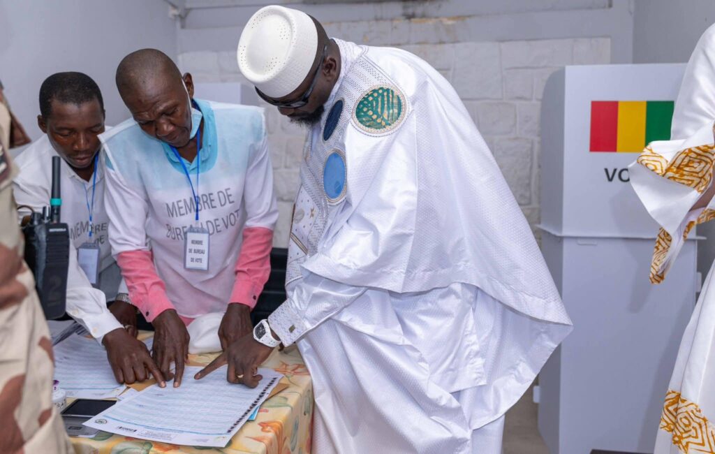 Guinée : Doumbouya accomplit son devoir civique et appelle au calme
